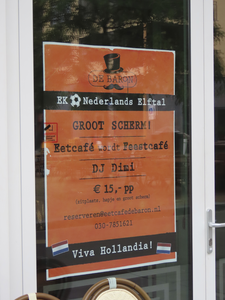 901716 Afbeelding van een grote poster op de deur van eetcafé De Baron (Brusselplein 185) in Leidsche Rijn Centrum te ...